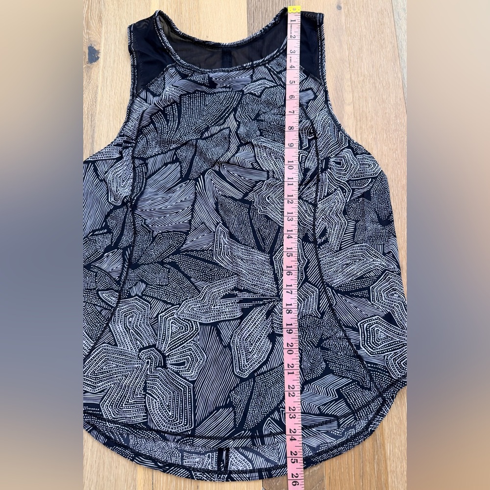 Lululemon Women’s Black and White Patterned Sculpt Tank in Great Condition - Picture 3 of 5